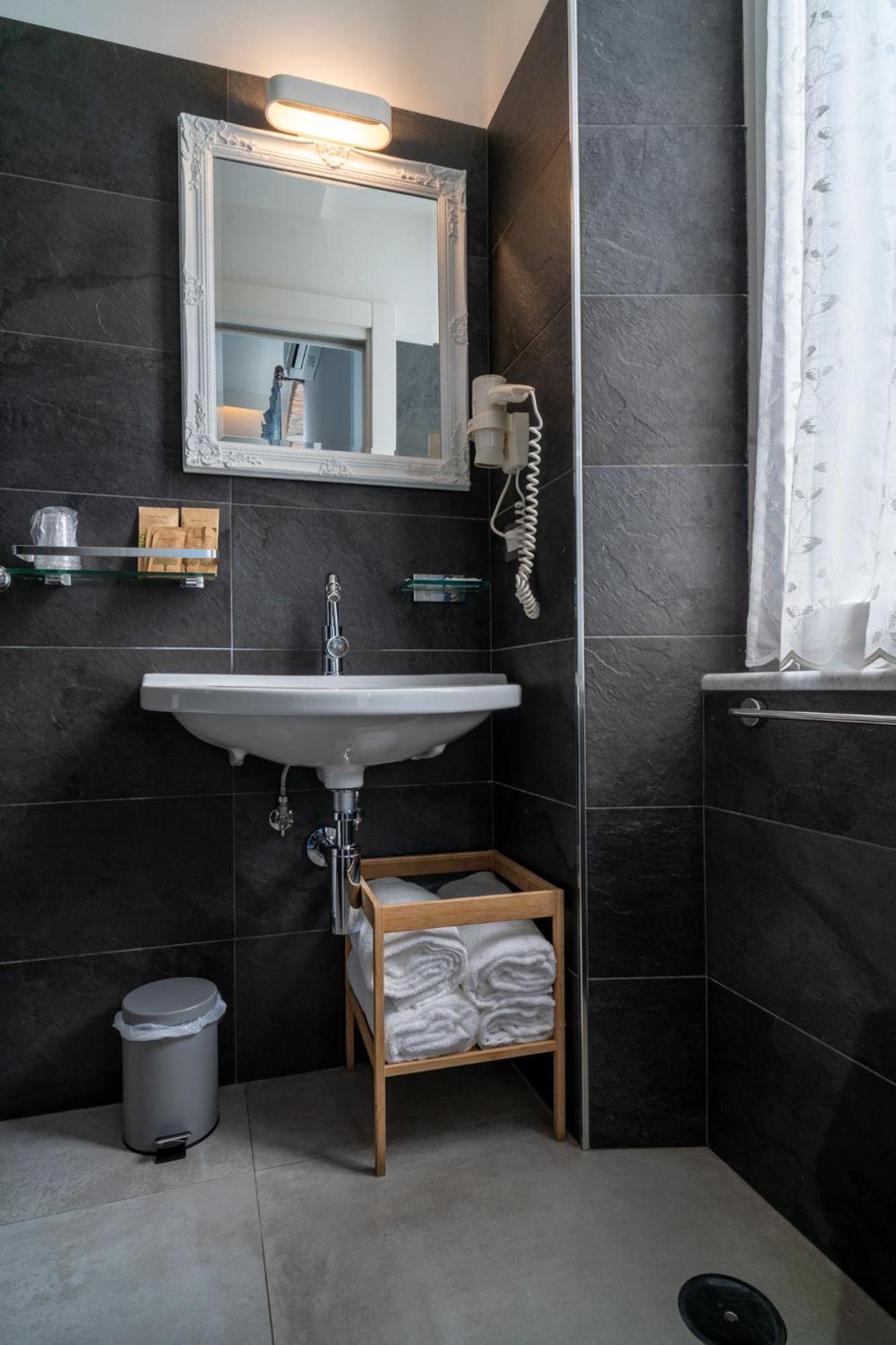 Teresa Rooms & Suites ลาสเปเซีย ภายนอก รูปภาพ