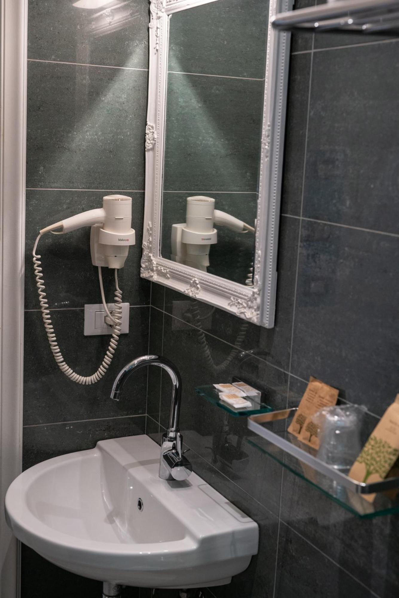 Teresa Rooms & Suites ลาสเปเซีย ภายนอก รูปภาพ